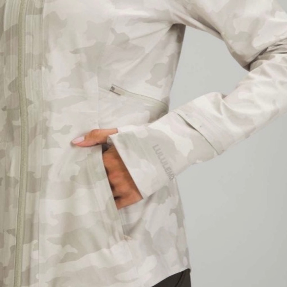NWT Lululemon Rain Jacket - Picture 4 of 9